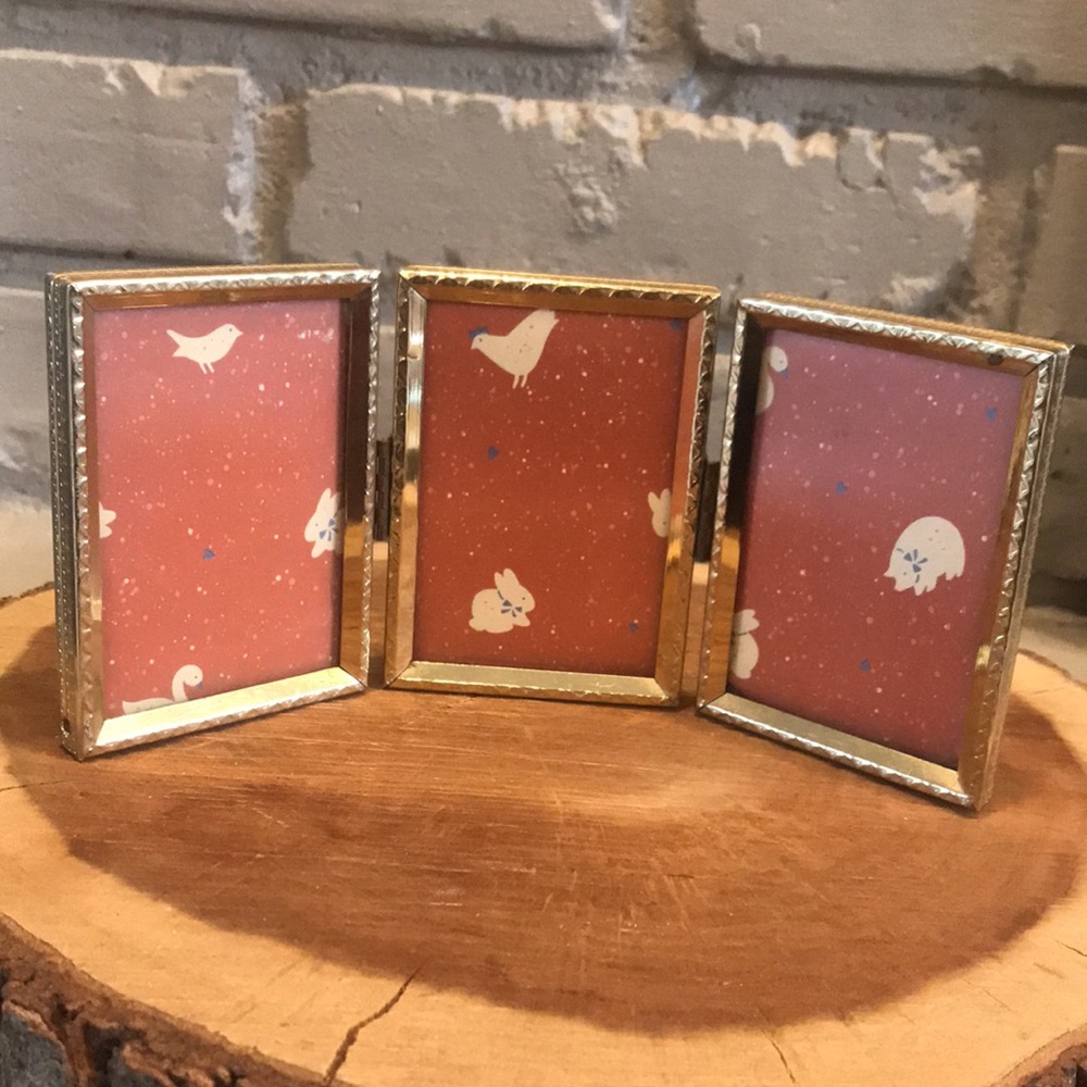 VTG Brass Tri-Fold Photo Frame 2-1/2 x 3-1/2"each‎